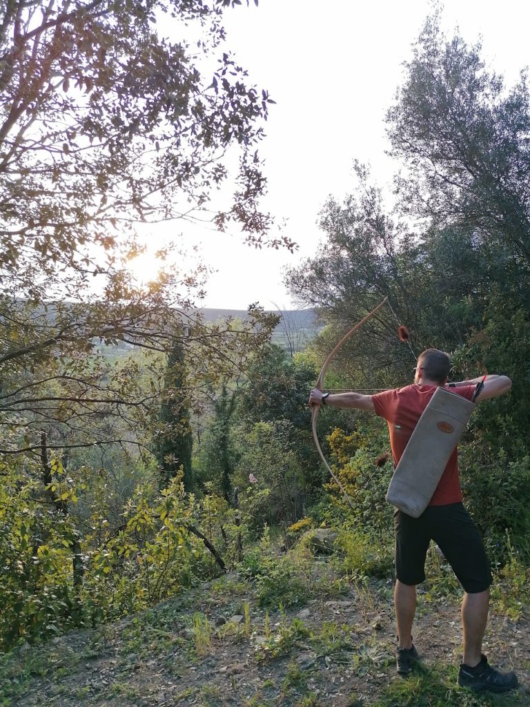 tir à l'arc instinctif Bastien Favre facteur d'arcs à Montalchez dans la nature vue de dos