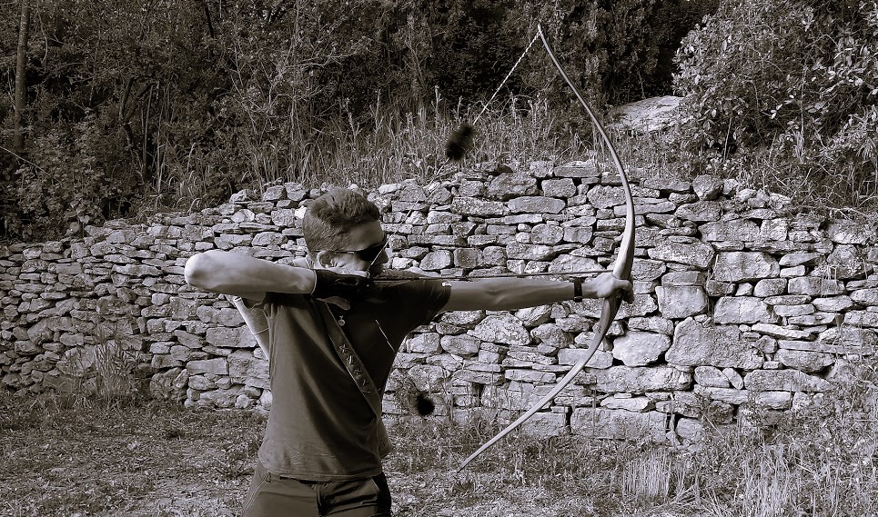 arc traditionnel tir instinctif Bastien Favre facteur d'arcs à Montalchez tire à l'arc et montre la position d'encrage idéale