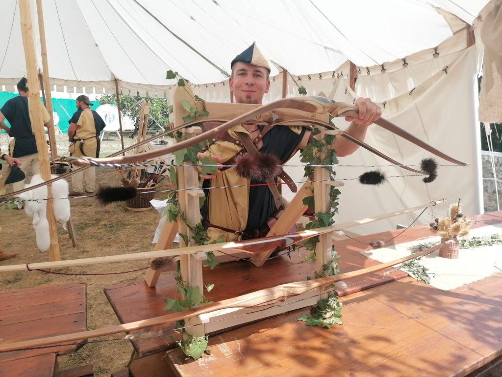 tir à l'arc instinctif Bastien Favre DrakBow facteur d'arcs aux Médiévales de Grandson 2023