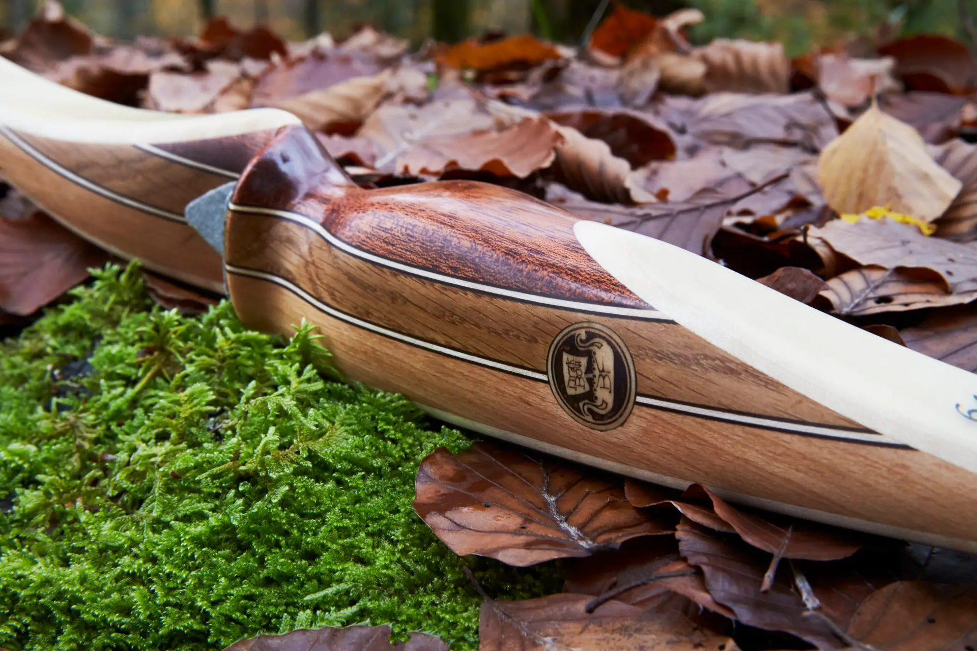 vue centrée sur la poignée classique d'un arc longbow hybride DrakBow avec logo